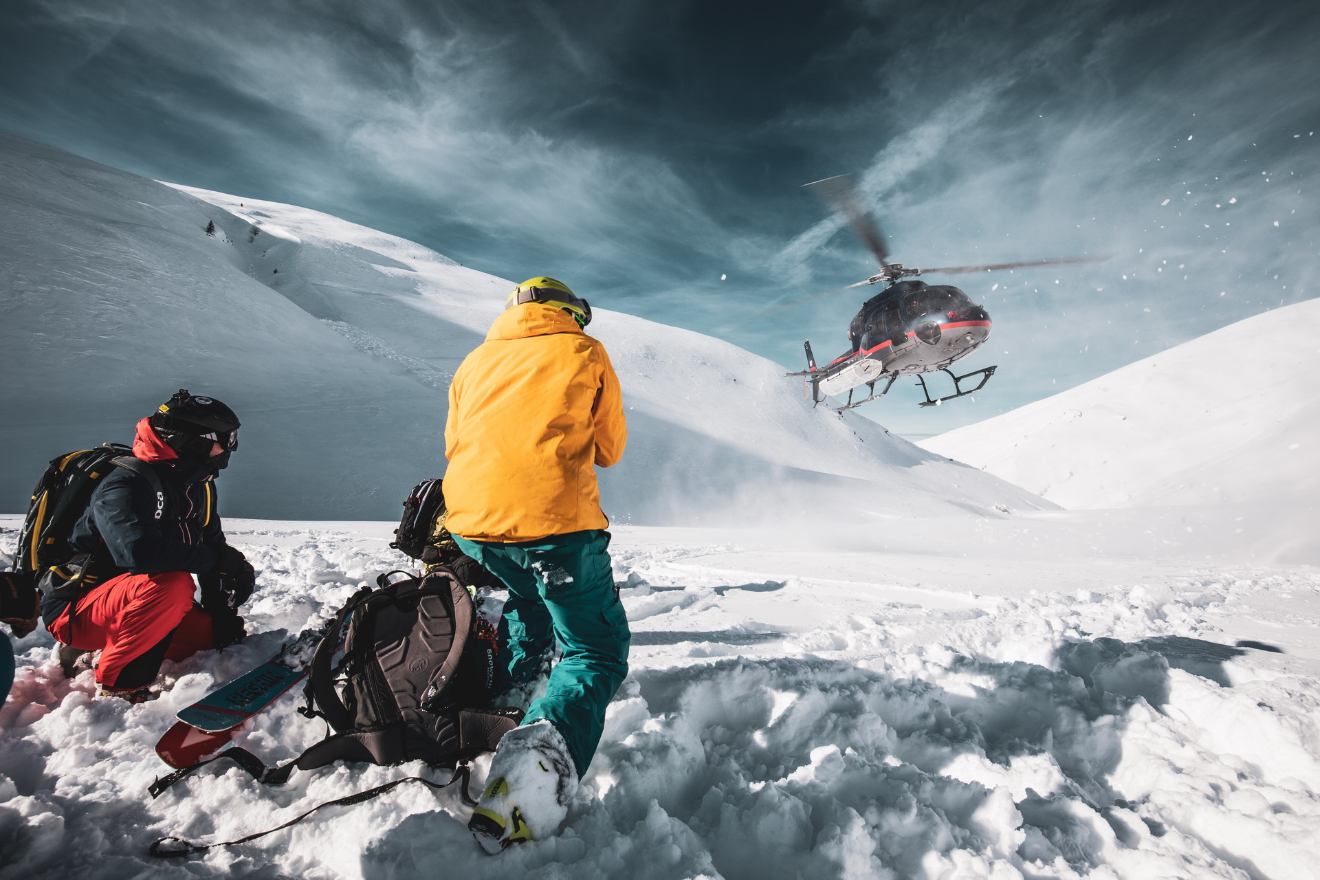 S-au deschis pârtiile în Munții Banatului! Heliski, experiența unică în România de care puteți să vă bucurați pe Muntele Mic