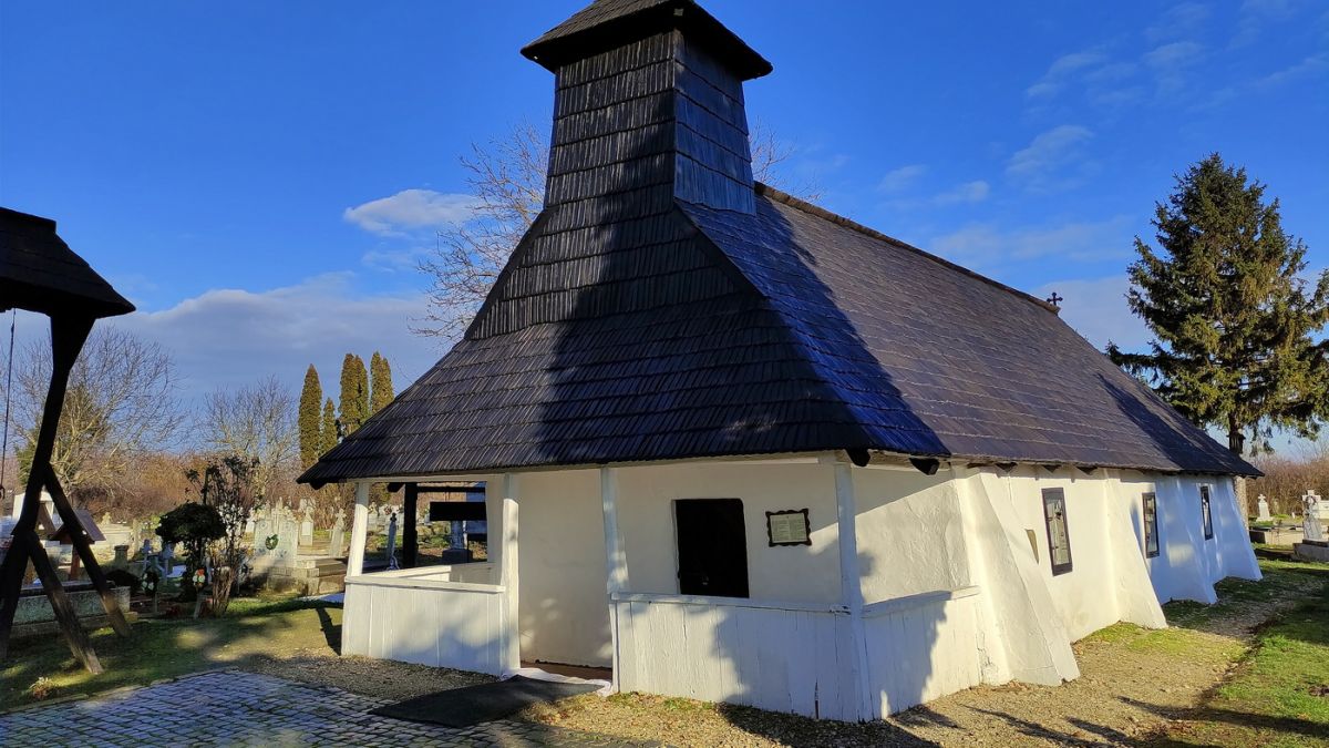 Mănăstirea din Banat construită peste un izvor despre care se crede că vindecă boli