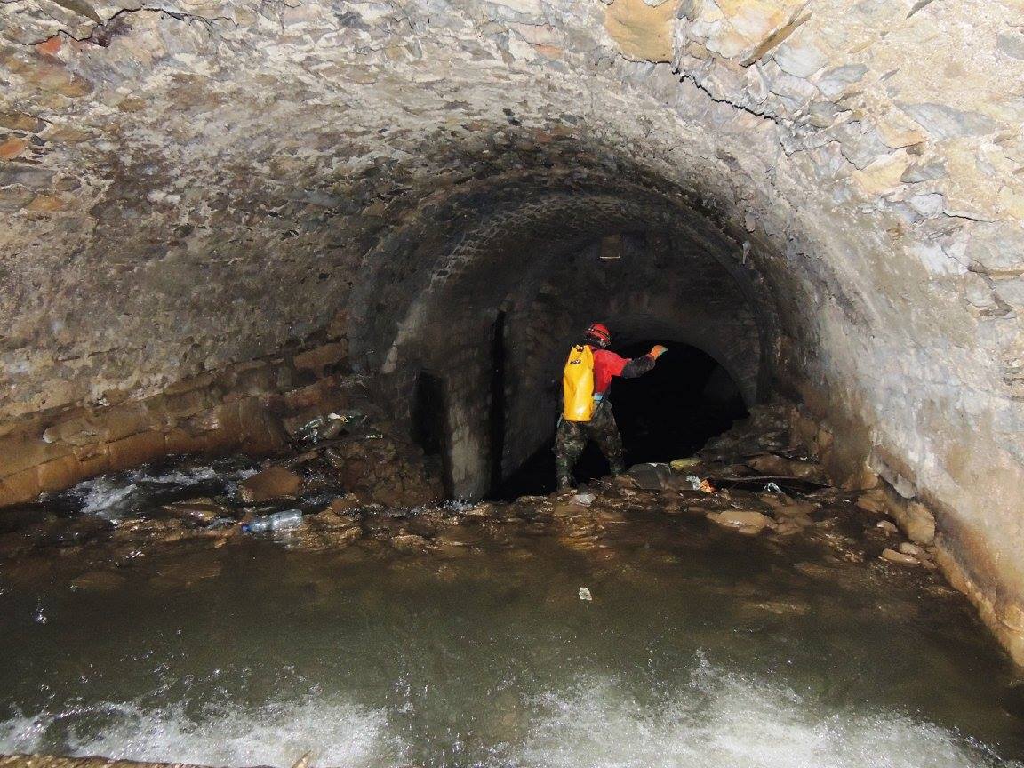 FOTO Tunelurile misterioase de sub un oraș bănățean. Cel mai lung dintre ele depășește doi kilometri