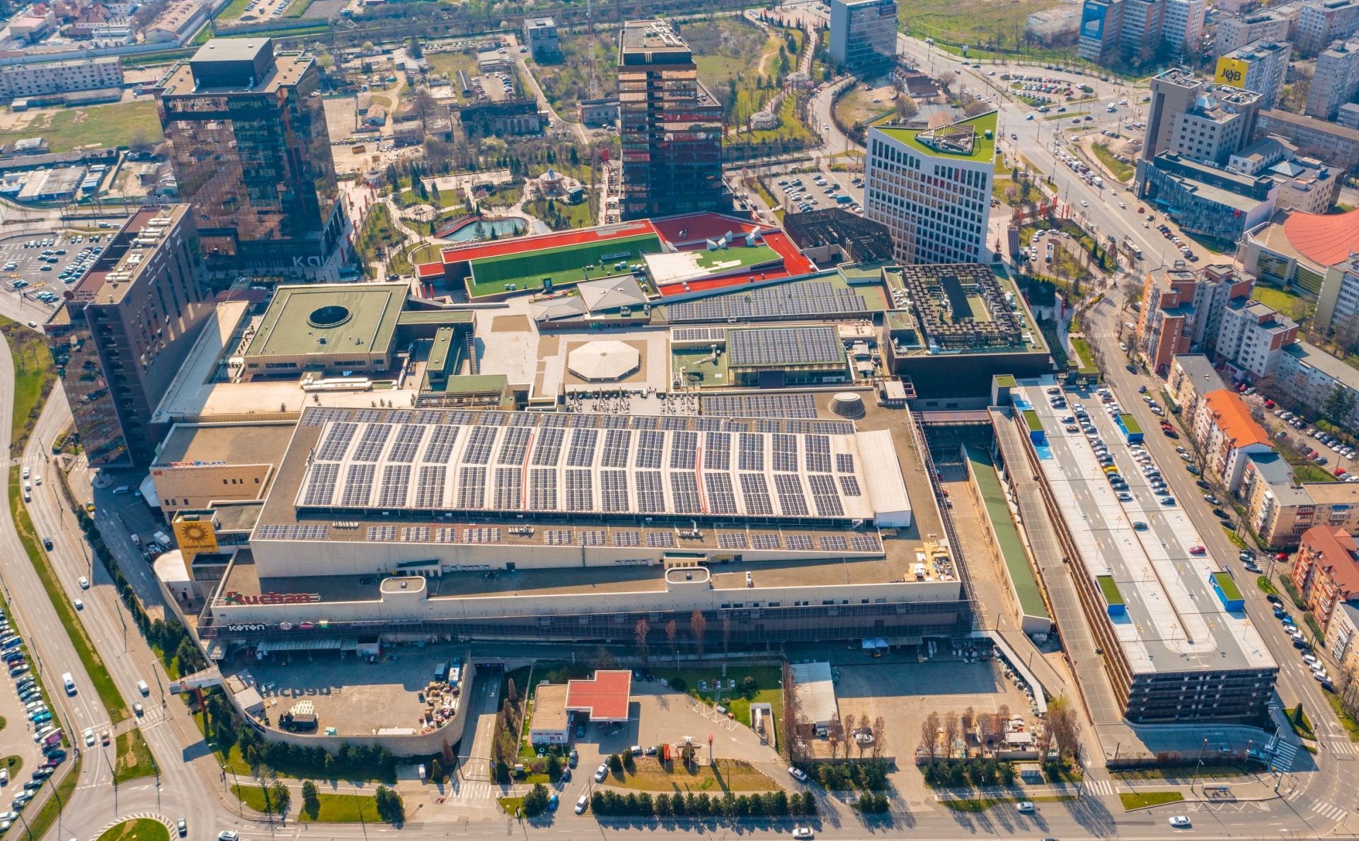 Grupul IULIUS a montat panouri fotovoltaice pe toate proprietăţile din portofoliu, inclusiv pe Iulius Town Timişoara