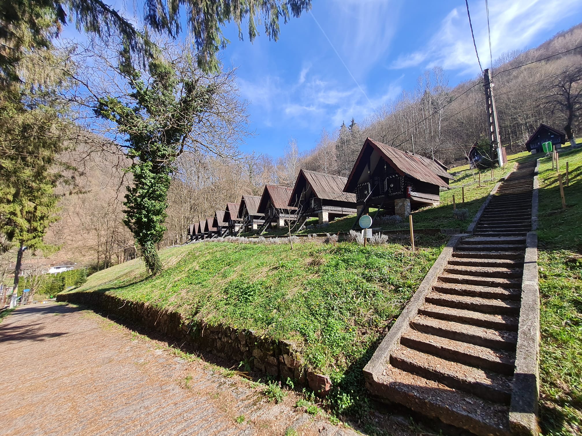 Căsuțele drăgaicelor din Banat, atracție unică în România. Cum s-a reinventat un întreg complex turistic