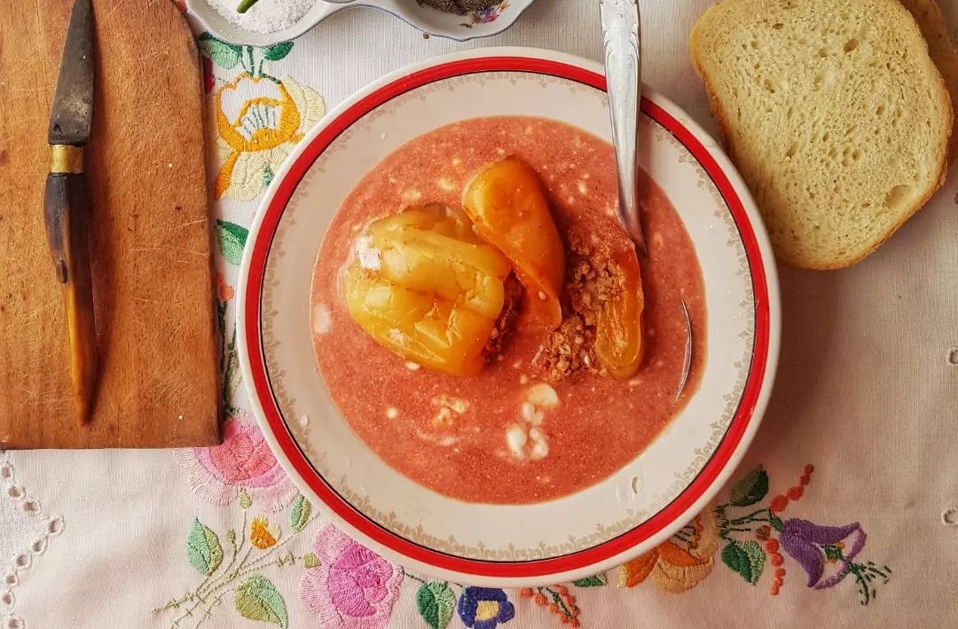 Zestre culinară de vară din Timișoara. Ardeii umpluți, în zeamă multă, serviți cu multă smântână