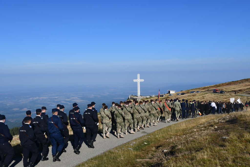 FOTO Sărbătoare pe Muntele Mic. Povestea crucii înalte de 27 de metri, care se vede din Timișoara