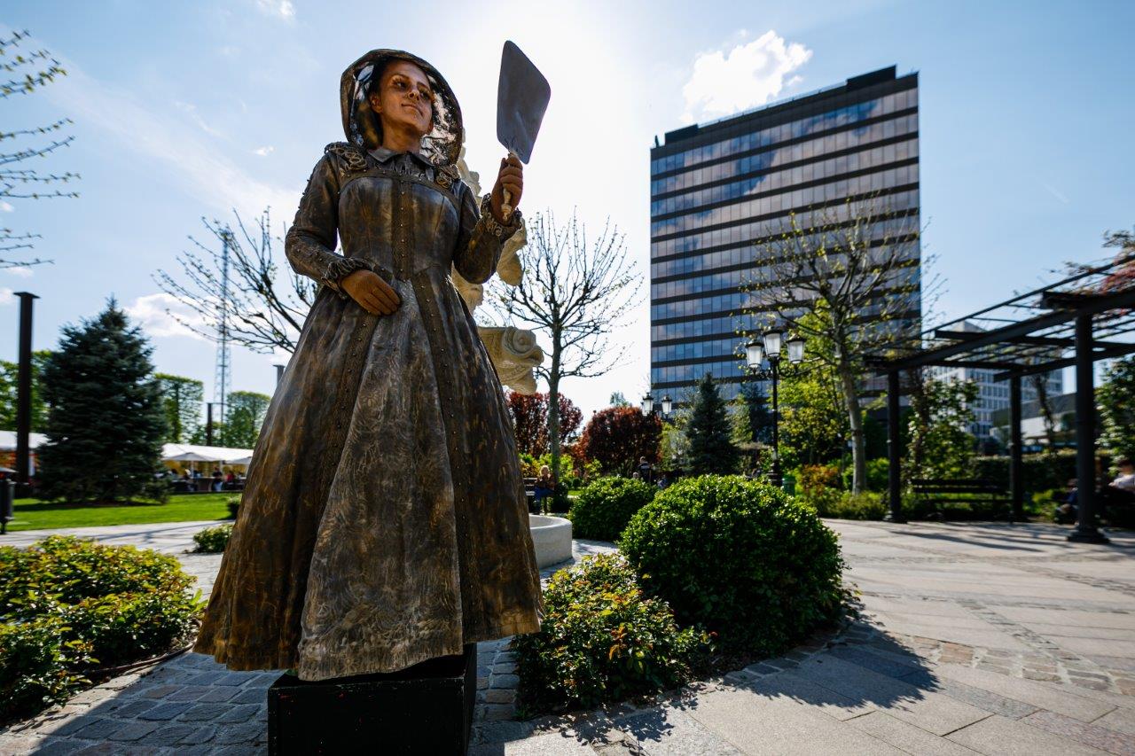 Marionetele gigant, statuile vivante, mimi, bufon dar și alte surprize la Iulius Town