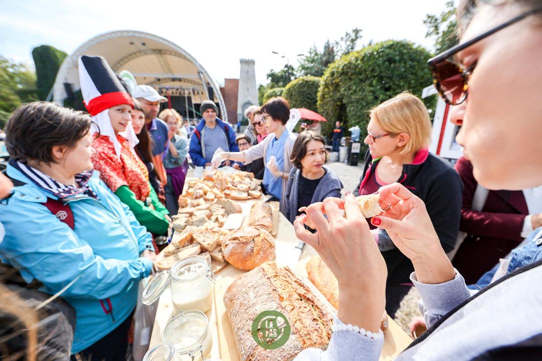 Festival cu bunătăți din satele Banatului și Transilvaniei: haioșe cu gem, slănina fragedă de porc de Bazna, brânza de Hoghilag
