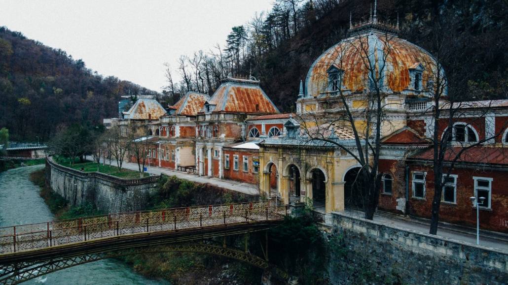 Voluntarii de la Herculane Project schimbă strategia pentru a preveni prăbușirea Băilor Neptun