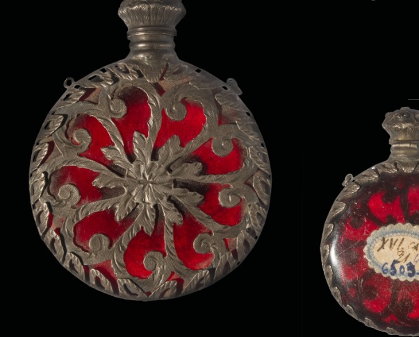 O sticluță de parfum din perioada Belle Epoque, exponatul lunii octombrie la Muzeul Banatului. Un mic simbol al sofisticării