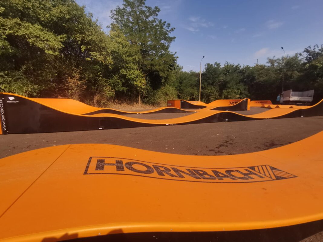 FOTO Pumptrack nou în parcul din Calea Aradului: spațiul preluat de Primăria Timișoara devine loc de întâlnire pentru skateri și roleri