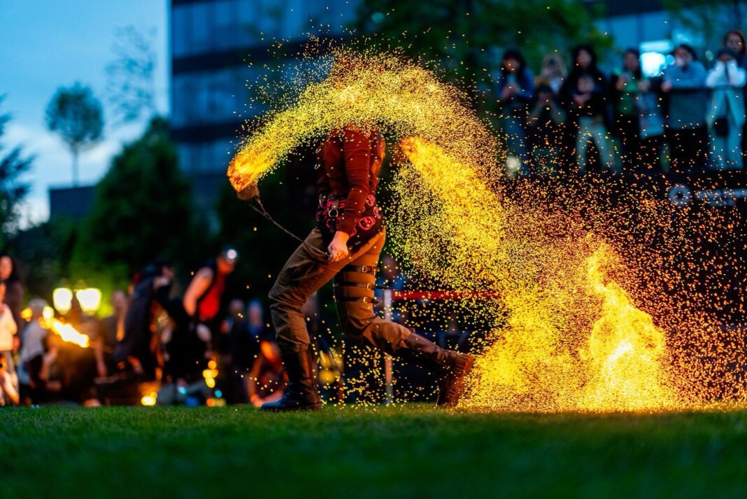 Fire show, acrobații la înălțime, statui vivante, marionete gigant și alte surprize, în acest weekend la Iulius Town
