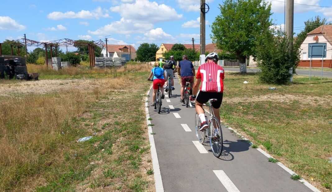 Stories on Wheels revine cu un tur pe bicicletă pe “Pista prieteniei”. Opt kilometri între Comloșu Mare – Lunga, pentru toate vârstele