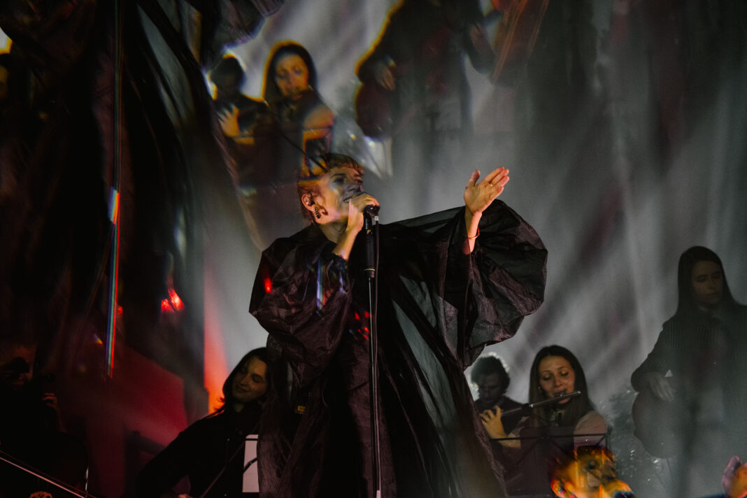 Turneul „Fuga Iuga” ajunge la Timișoara. Mădălina Pavăl și orchestra pe scena Teatrului Național