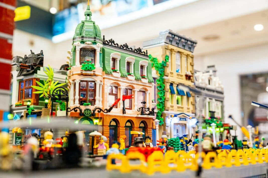 Distracție pentru întreaga familie la Iulius Town Timișoara! Vino să descoperi universul LEGO® și teatrul interactiv în acest weekend