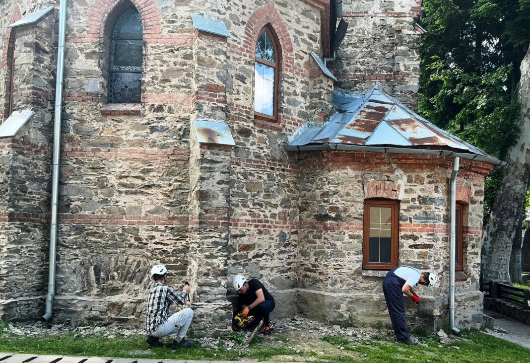 Intervenție Ambulanța pentru Monumente la Văliug. Lucrări de punere în siguranță a Bisericii romano-catolice