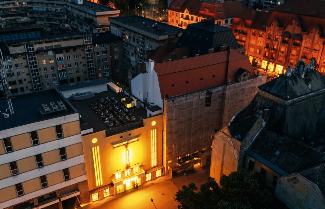 Silent Reading Party sub cerul de vară. Seară de lectură pe acoperișul Cinema Studio