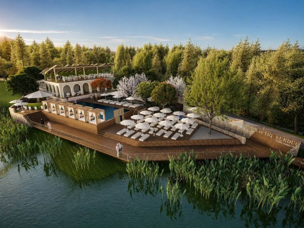 FOTO Primele imagini cu noua zonă de agrement de la Surduc. CJ Timiș scoate la licitație lucrările pentru plajă, piscină și ponton pe malul lacului