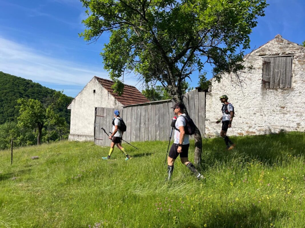 Farmotion, aventură rurală în Banatul de munte. Sportivi și gospodari iau startul la Armeniș
