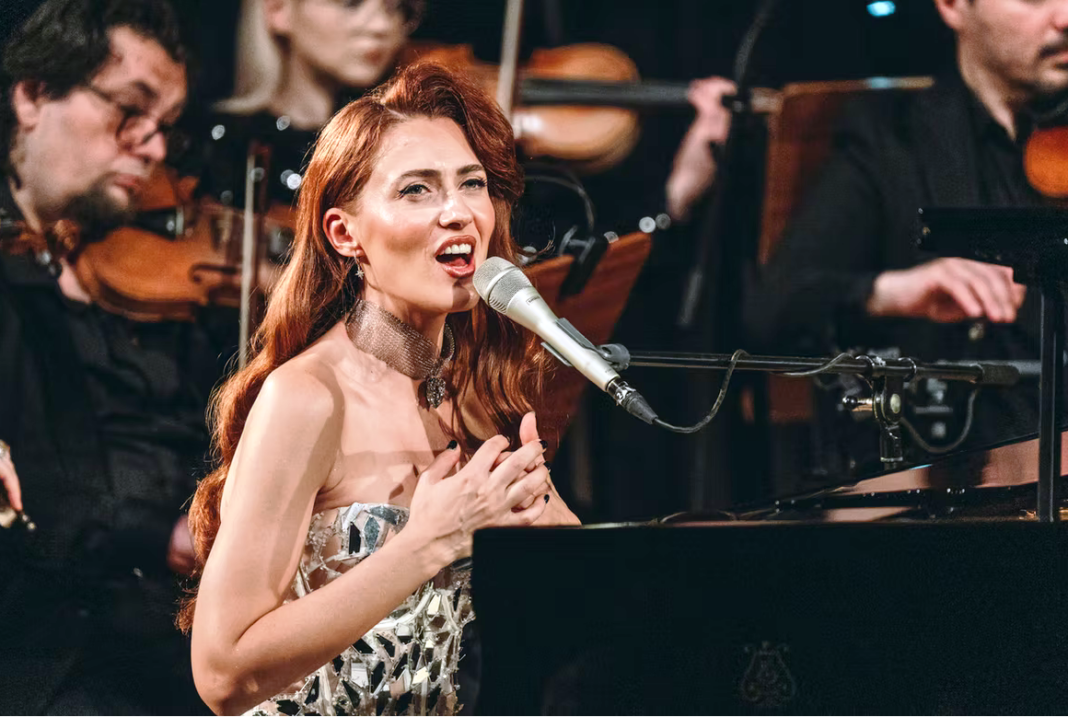 Leyah, artista care a a adus stilul cinematic pop în România, concert alături de Filarmonica Banatul