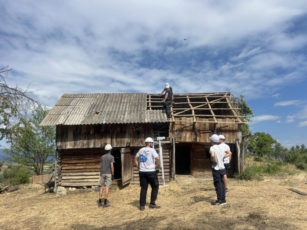 Un sălaș pastoral din zona comunei Eftimie Murgu, demontat și transportat la Muzeul Satului Bănățean