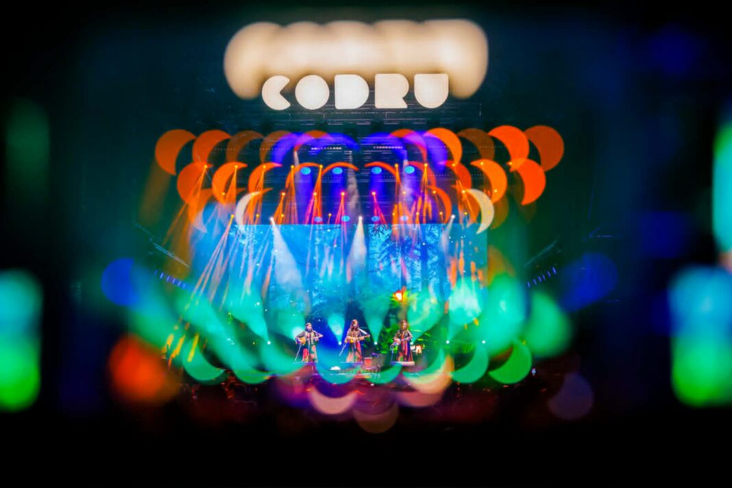 CODRU Festival 2026 și-a deschis porțile: programul principal al concertelor și ghidul esențial pentru participanți